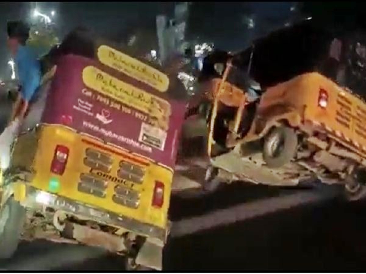 Hyderabad: రద్దీ రోడ్లపై ఆటోలతో ప్రమాదకర స్టంట్లు