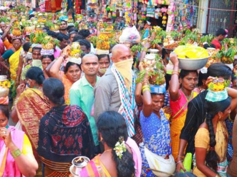 వేములవాడలోని బద్దిపోచమ్మ ఆలయంలో భక్తుల రద్దీ..