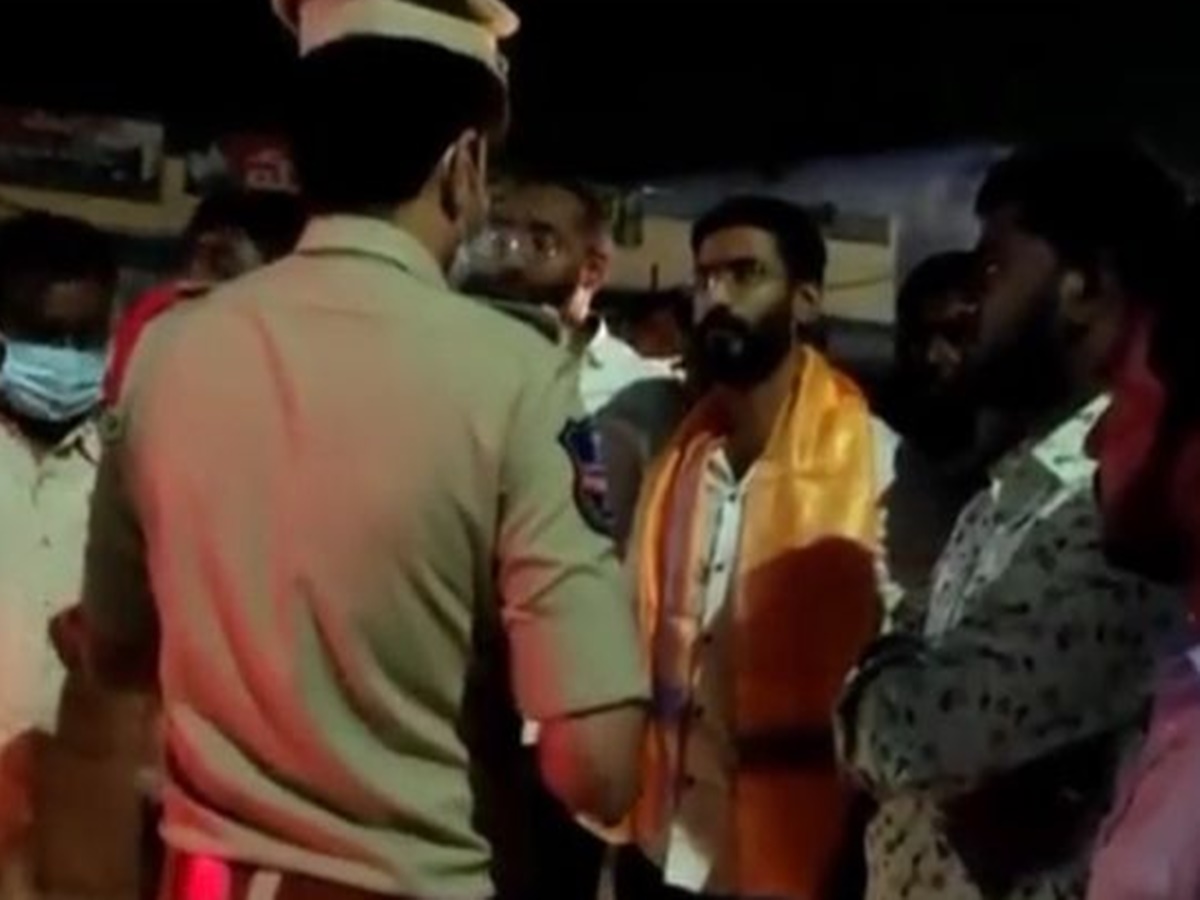 Telangana: కాంగ్రెస్ నేతపై గాడిద దొంగతనం కేసు.. పోలీసులపై రేవంత్ సెటైర్లు