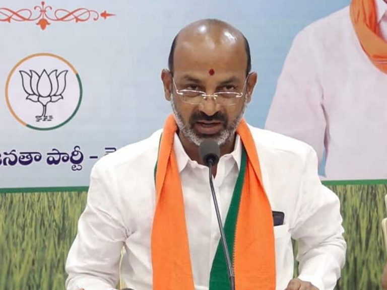 Bandi Sanjay: ఫాంహౌస్‌ నుంచి కేసీఆర్‌ని గళ్ళపట్టి గుంజాం