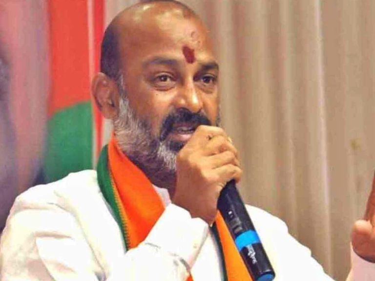 రాజ్యాంగంపై కేసీఆర్ వ్యాఖ్యలు.. రేపు బండి సంజయ్ మౌనదీక్ష