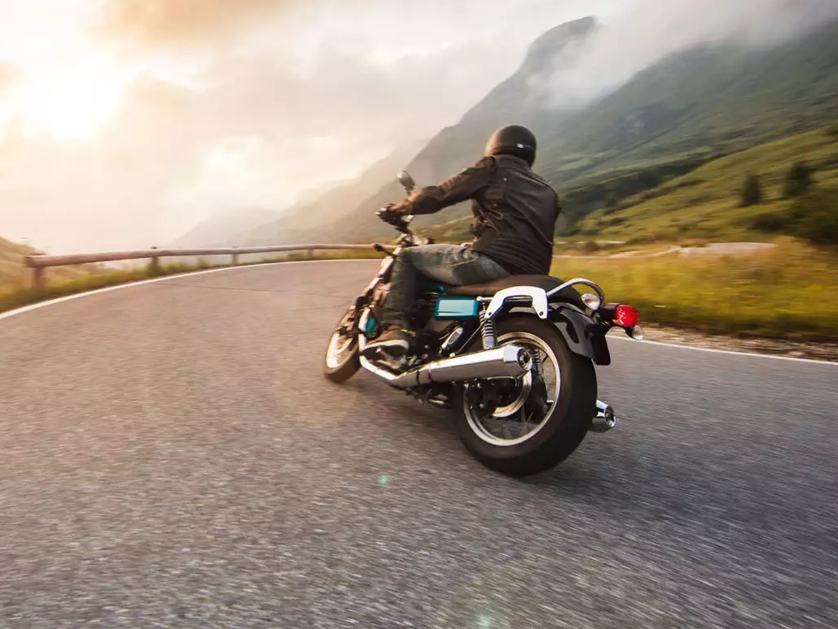 Central Government: కేంద్రం కొత్త నిబంధనలు.. ఇకపై పిల్లలకు కూడా హెల్మెట్