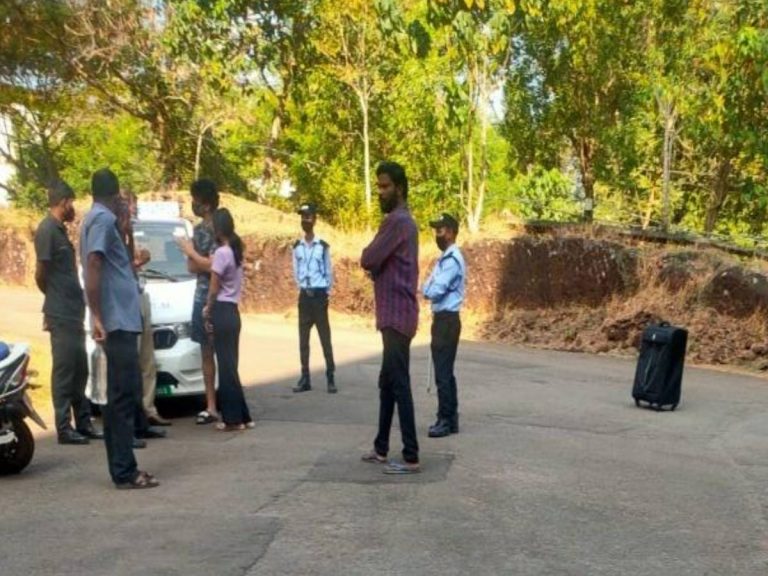 ట్రాలీ బ్యాగులో ప్రేయసిని కుక్కి.. అతనికి అడ్డంగా దొరికి..