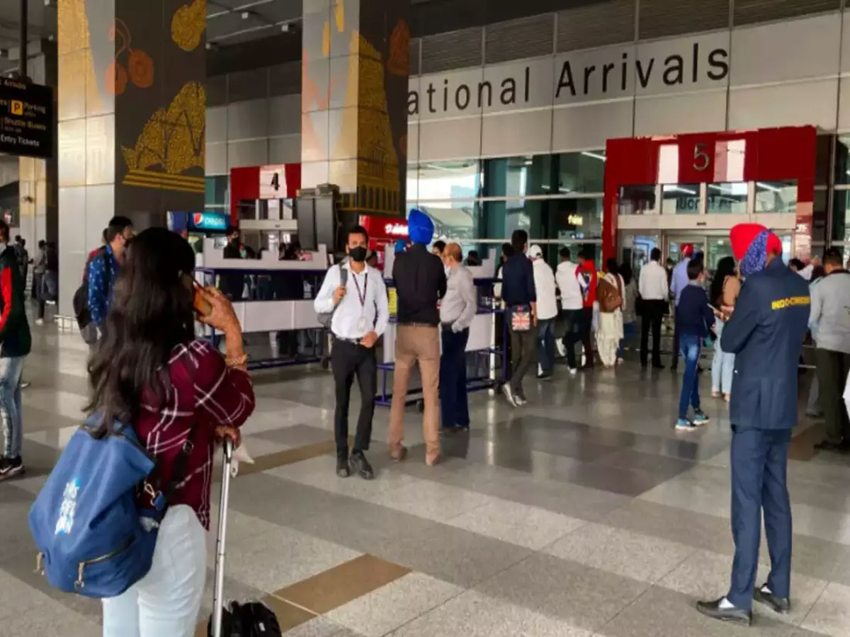 Delhi Airport : గేటు వద్ద పడేసిన కవర్‌.. తెరిచి చూసిన అధికారులు షాక్‌..