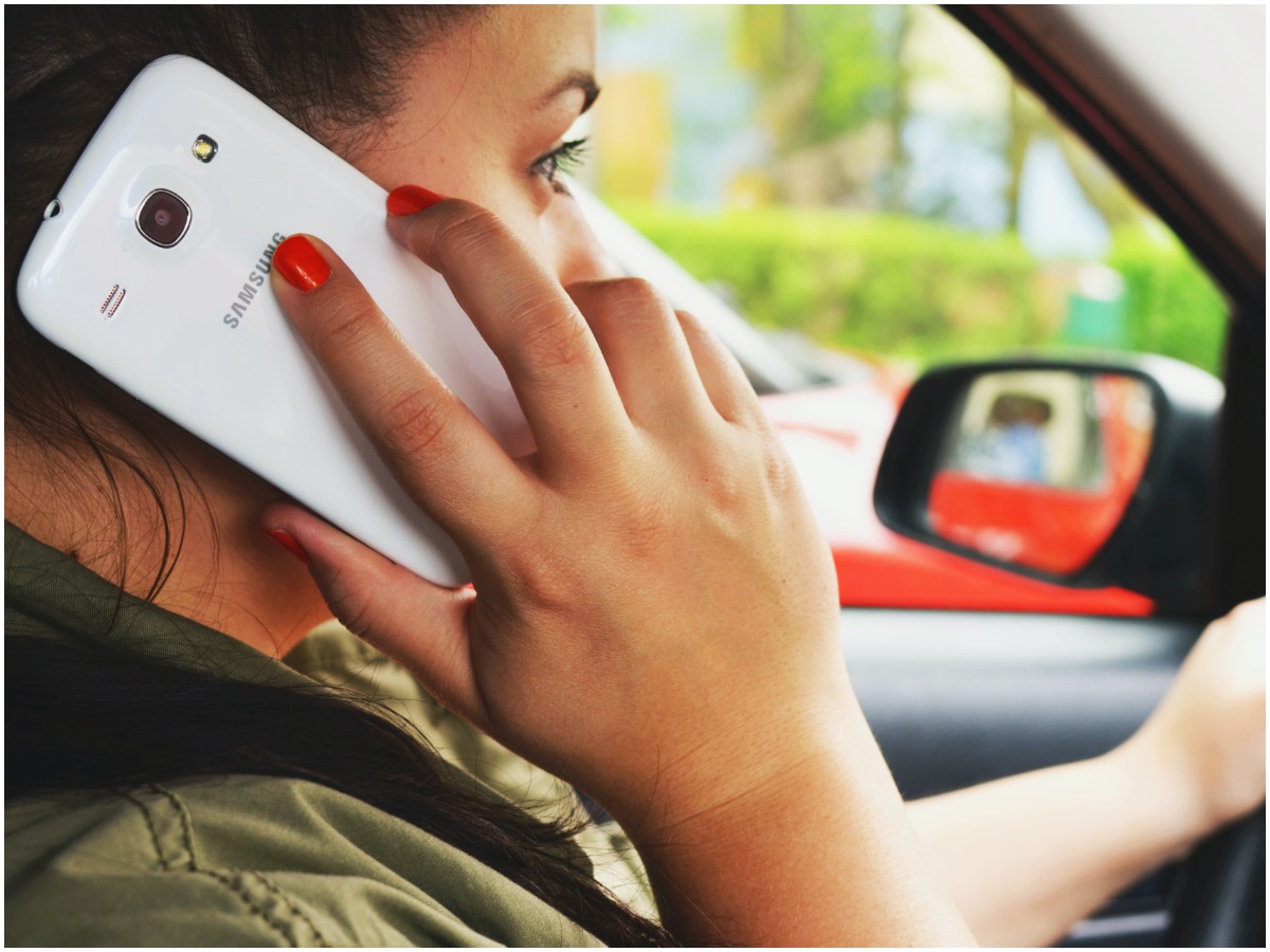 Cellphone driving: ఫోన్ మాట్లాడుతూ డ్రైవింగ్ చేయడం నేరం కాదా?