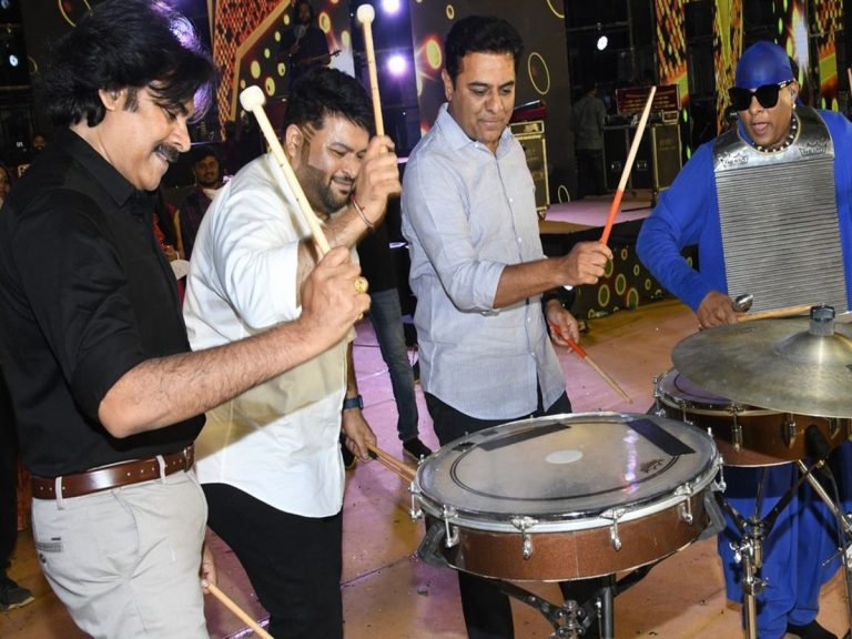 Bheemla Nayak: ప్రీ రిలీజ్ ఈవెంట్‌లో పవన్‌తో కలిసి డ్రమ్స్ వాయించిన కేటీఆర్