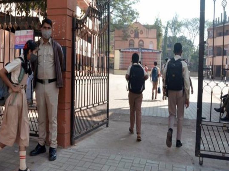 Hijab controversy: తిలకంతో వచ్చిన విద్యార్థిని అడ్డుకున్న లెక్చరర్