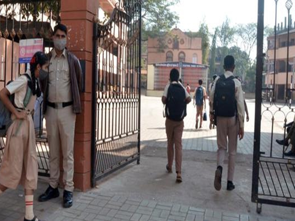 Hijab controversy: తిలకంతో వచ్చిన విద్యార్థిని అడ్డుకున్న లెక్చరర్