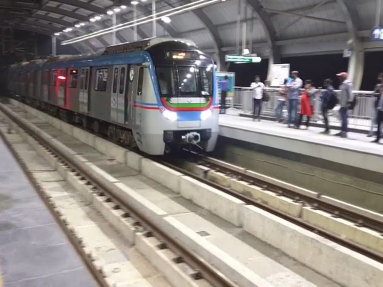 Hyderabad Metro Rail: ఆగిపోయిన రైళ్లు.. ప్రయాణికుల అవస్థలు