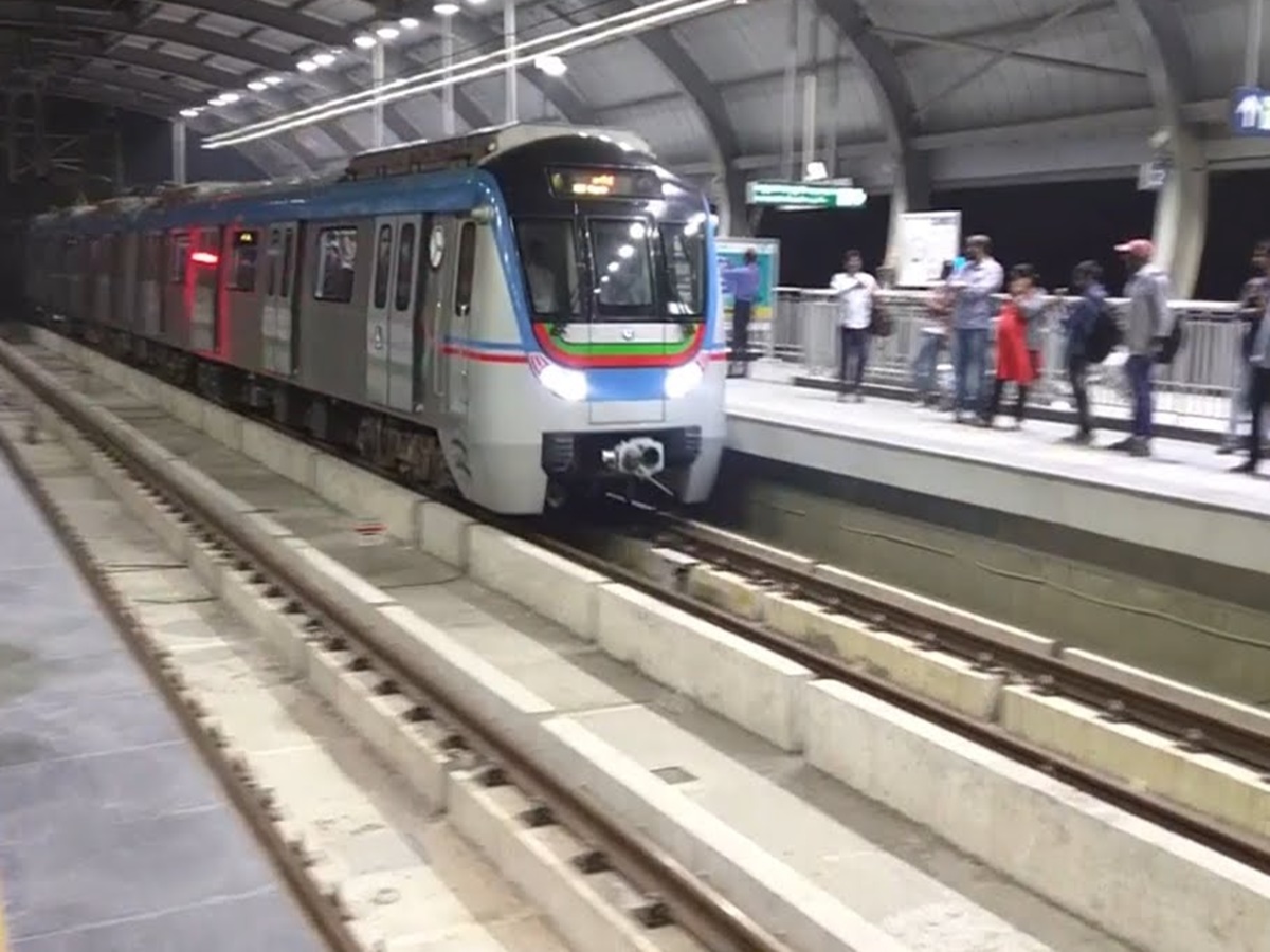 Hyderabad Metro Rail: ఆగిపోయిన రైళ్లు.. ప్రయాణికుల అవస్థలు