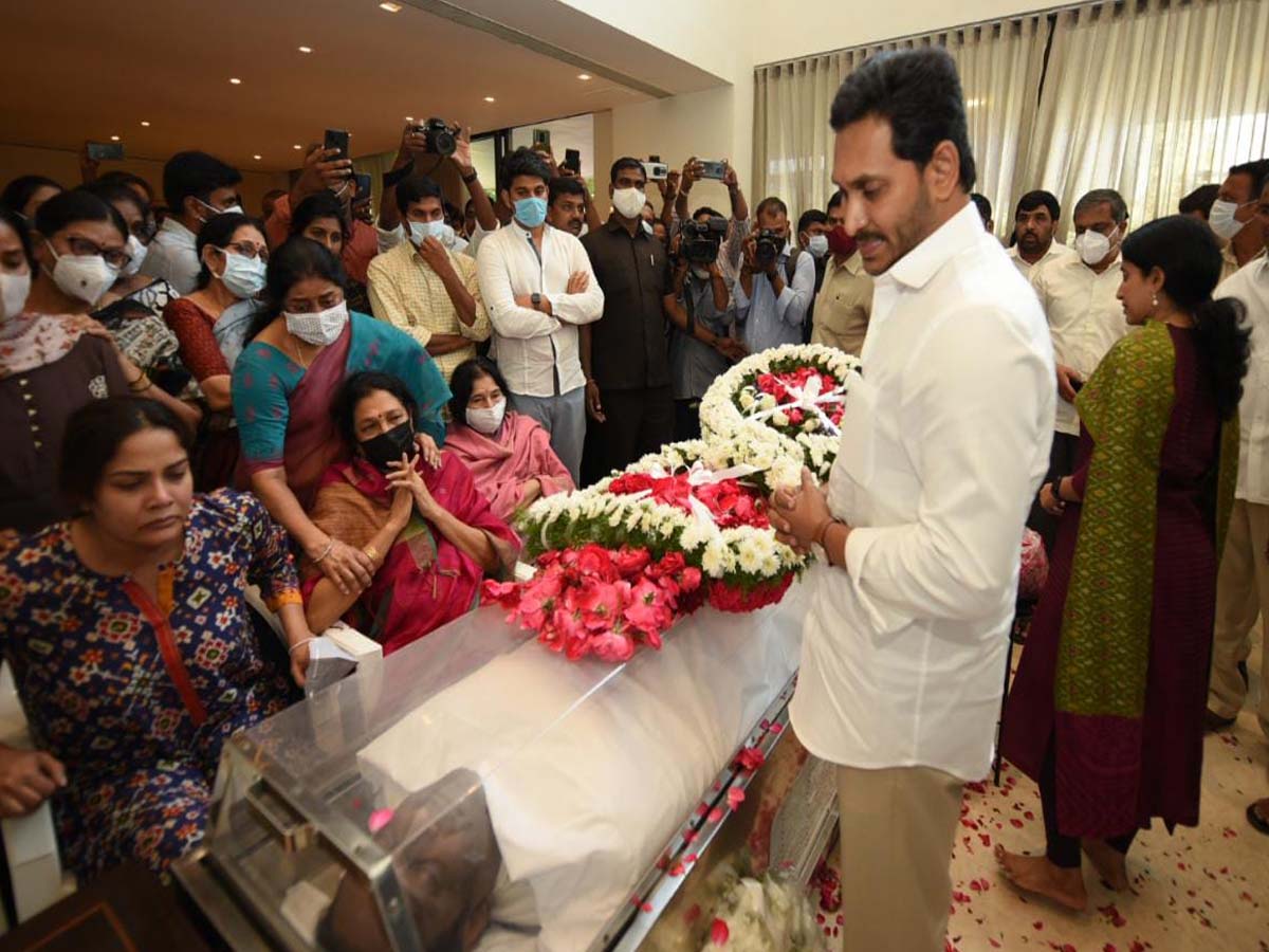 Photos:  గౌతంరెడ్డి పార్థీవ దేహానికి నివాళులు అర్పించిన సీఎం వైఎస్ జ‌గ‌న్‌