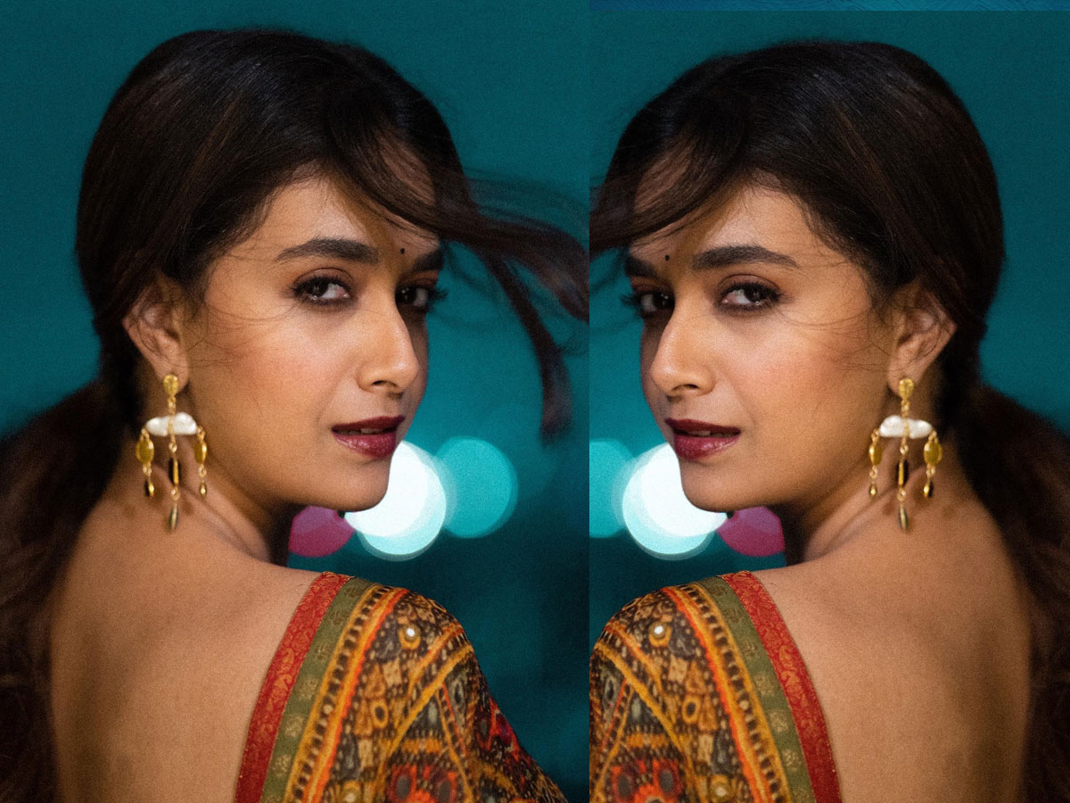 మత్తెక్కించే కళ్లతో మహానటి మాయ చేస్తుందే!