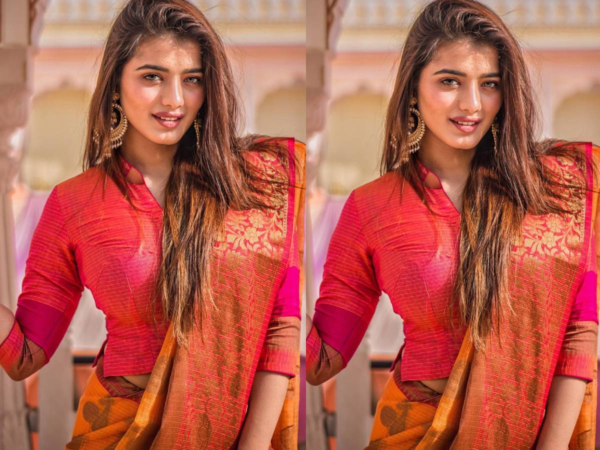 చీరకట్టులోను ‘రొమాంటిక్’ లుక్ వదలనంటుందే..