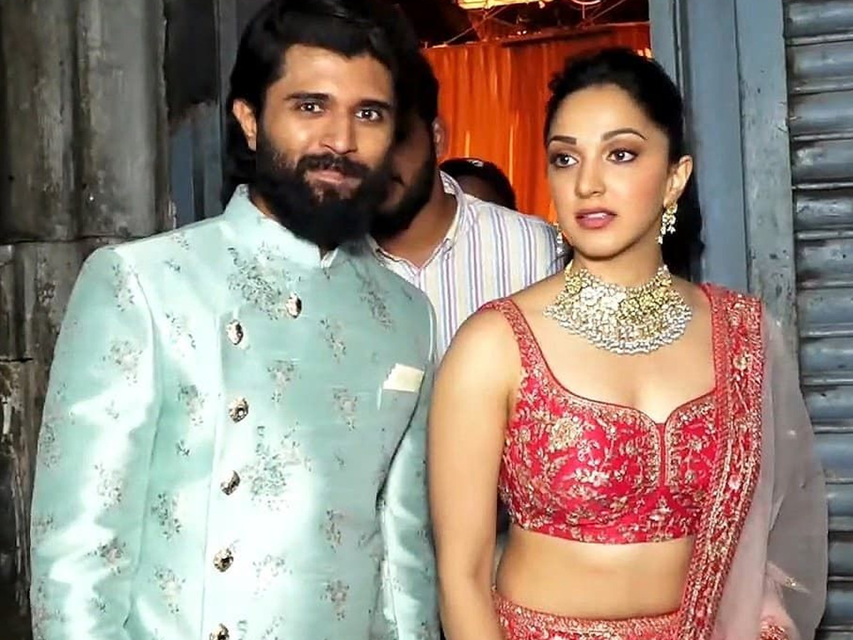 Kiara Advani : బాలీవుడ్ బ్యూటీ ని లైన్లో పెడుతున్న రౌడీ హీరో