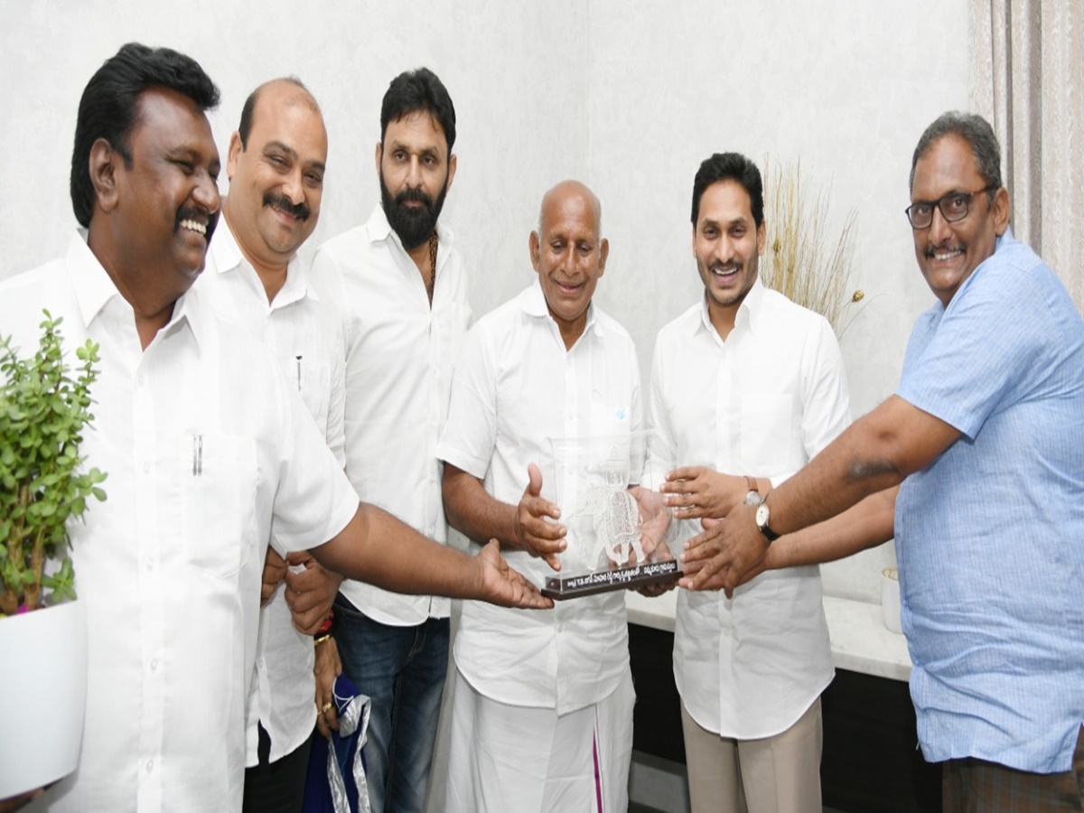 Andhara Pradesh: సీఎం జగన్‌ను అభినందించిన నందమూరి కుటుంబీకులు