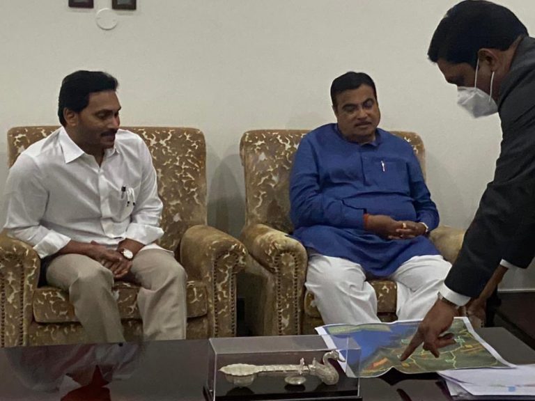 AP CM Jagan: జగన్ నివాసానికి వెళ్లిన కేంద్రమంత్రి నితిన్ గడ్కరీ