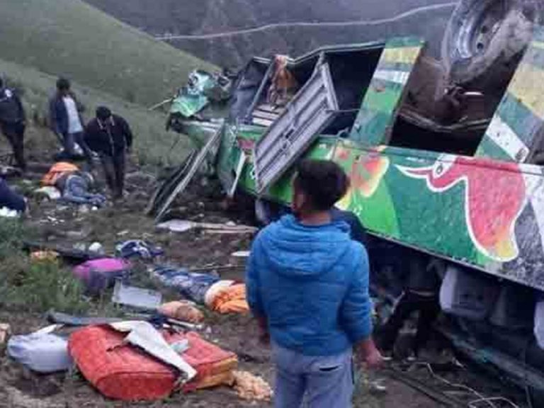 Road Accident: లోయలో పడ్డ బస్సు.. 20 మంది మృతి