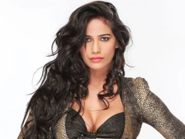 Poonam Pandey: మా మనోభావాలు దెబ్బ తీసింది.. 100 కోట్లు కట్టాలంటూ పూనమ్ పాండేపై దావా