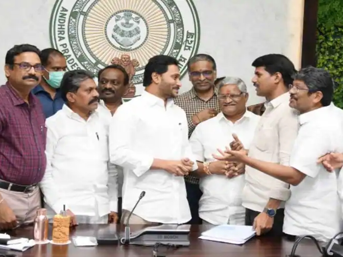 కొలిక్కి వచ్చిన పీఆర్సీ చర్చలు.. ఉద్యోగుల సమ్మె విరమణ?