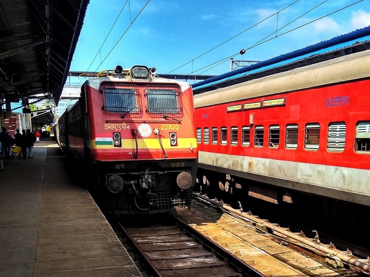 Railways: పలు రైళ్లను దారి మళ్లిస్తున్నట్లు ప్రకటించిన ద.మ.రైల్వే