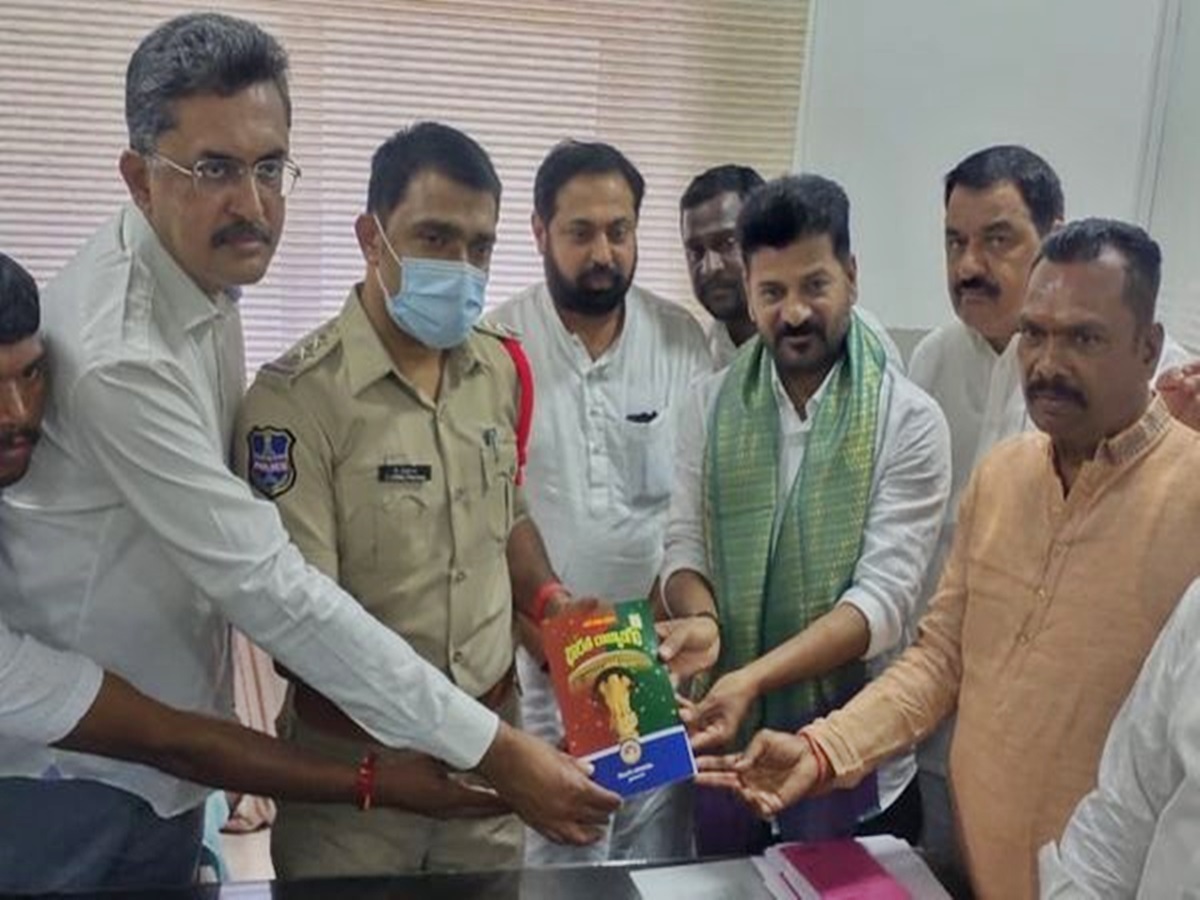 తెలంగాణ సీఎం కేసీఆర్‌పై పోలీసులకు ఫిర్యాదు చేసిన రేవంత్‌రెడ్డి