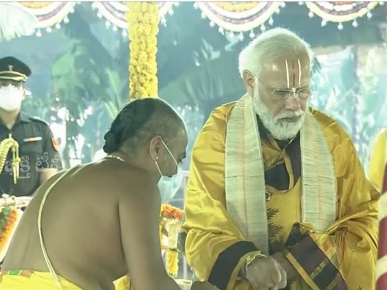 తిరునామం, పట్టువస్త్రాలతో అతిపెద్ద విగ్రహాన్ని ఆవిష్కరించిన మోదీ