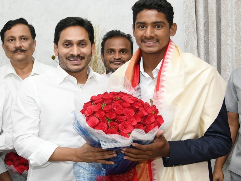 Andhra Pradesh: అండర్‌-19 క్రికెటర్‌పై ఏపీ సీఎం జగన్ వరాల జల్లు