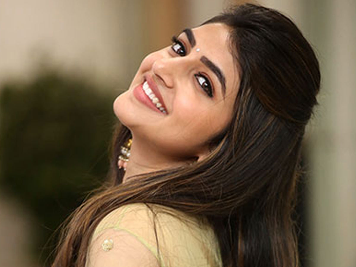 ఏంటమ్మా ఇది.. చేసిన ఒక్క సినిమాతోనే చుక్కలు చూపిస్తున్నావా..?