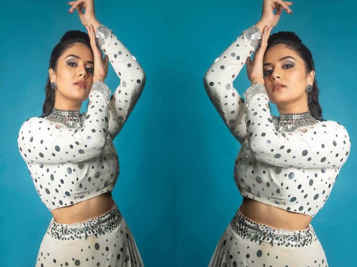 Anchor Srimukhi:  హాట్ యాంకరమ్మ అందాలు చూడతరమా..