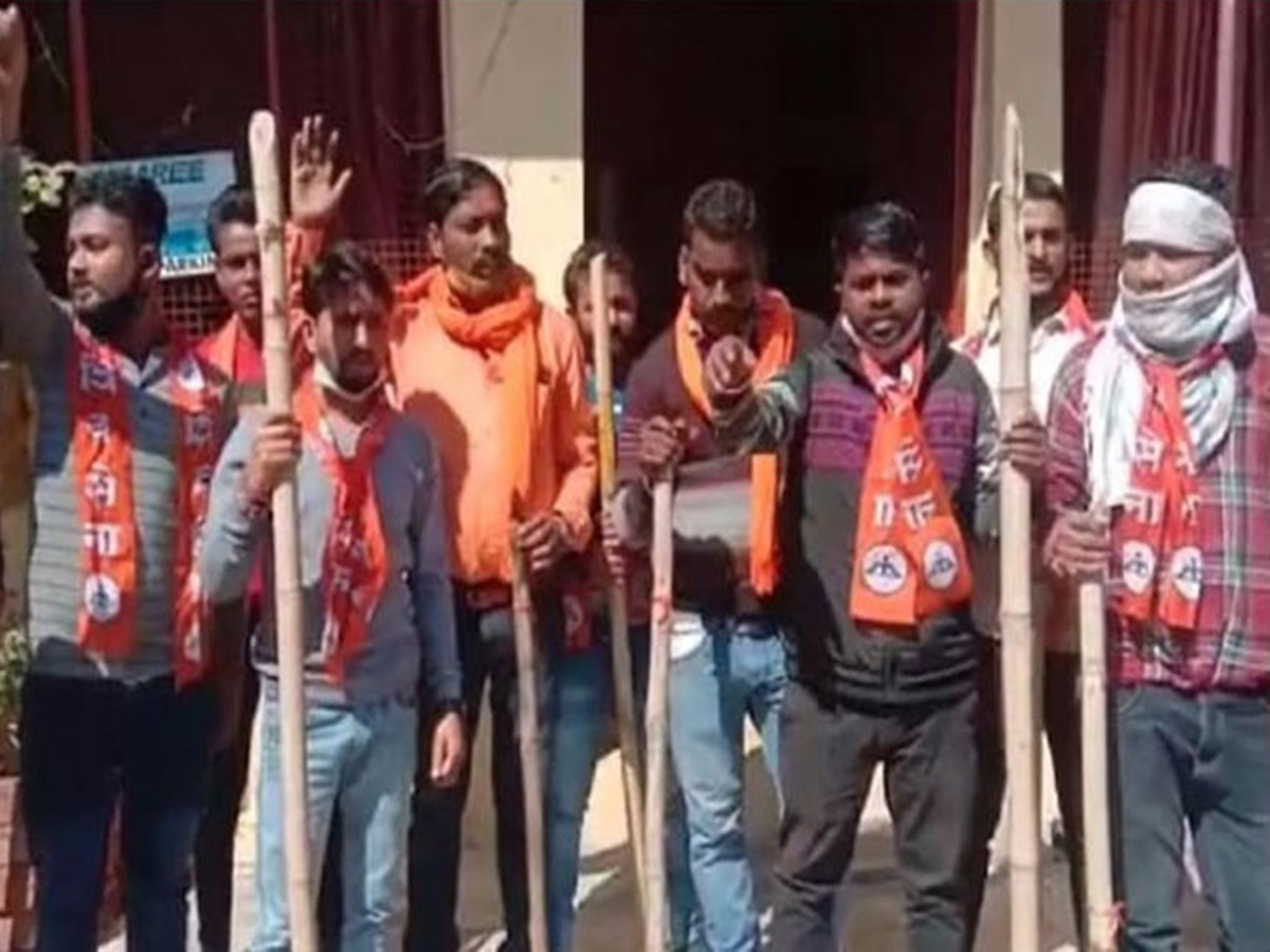 Vallentines Day: పార్కుల్లో కనిపిస్తే చితక్కొట్టుడే..!!