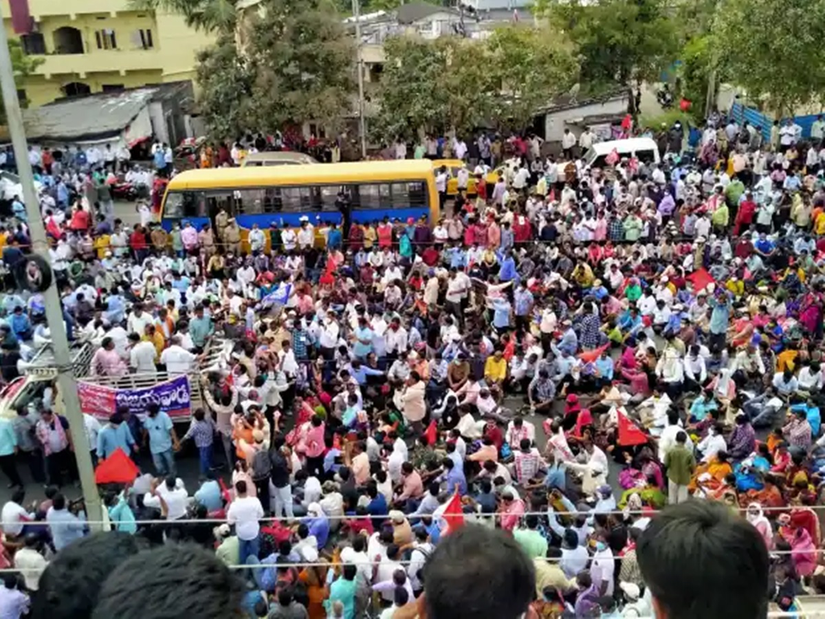 ఉద్యోగులతో జనసంద్రంగా మారిన విజయవాడ.. ఎల్లుండి నుంచి పెన్‌డౌన్