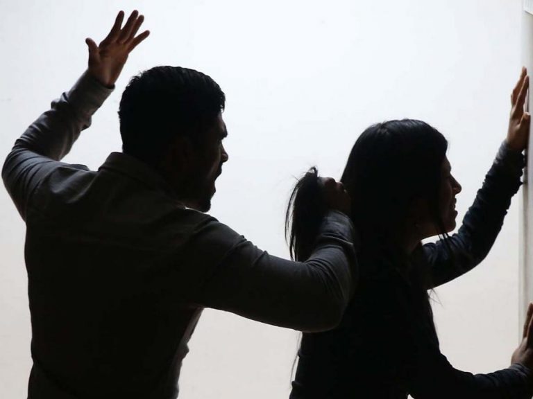 crime: భర్త వికృత చేష్టలు.. భార్య ఆ పని చేయలేదని.. అక్కడ వాతలు పెట్టి..