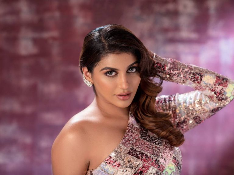 కిల్లింగ్ లుక్ తో కుర్రాళ్ల గుండెలను కోసేస్తుందే..