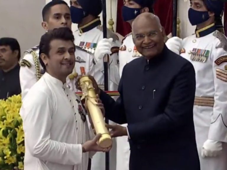 Padma Awards 2022 : రాష్ట్రపతి చేతుల మీదుగా పద్మశ్రీ అందుకున్న సోనూ నిగమ్‌