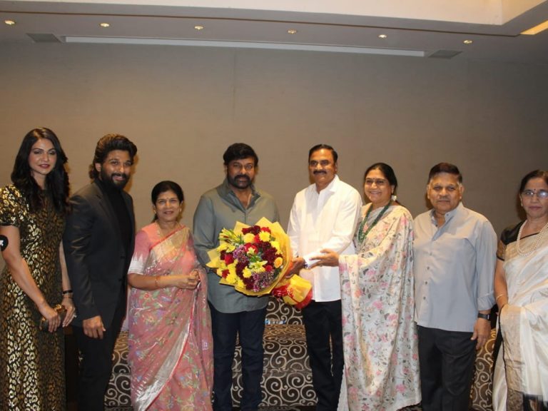 Allu Arjun: మెగాస్టార్ దంపతుల సమక్షంలో బన్నీకి ఘన సత్కారం.. ఫోటోలు వైరల్