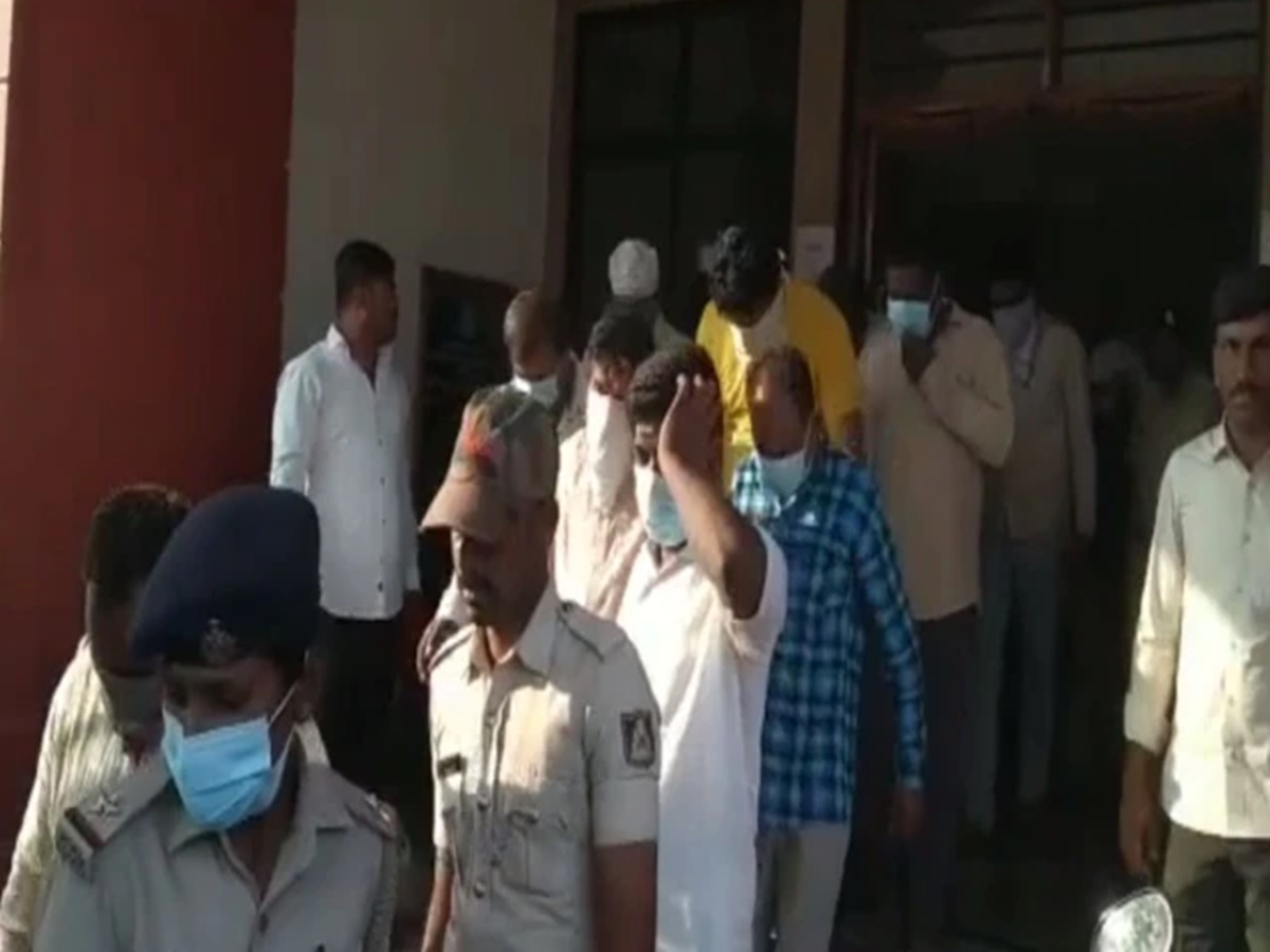 Hindupuram: వైసీపీ నేతలతో పేకాట.. పోలీసుల అదుపులో హీరో బాలయ్య పీఏ