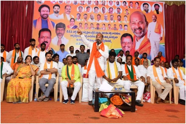 Bandi Sanjay: 15 నిముషాలు టైమిస్తే పాతబస్తీ జల్లెడ పడతాం