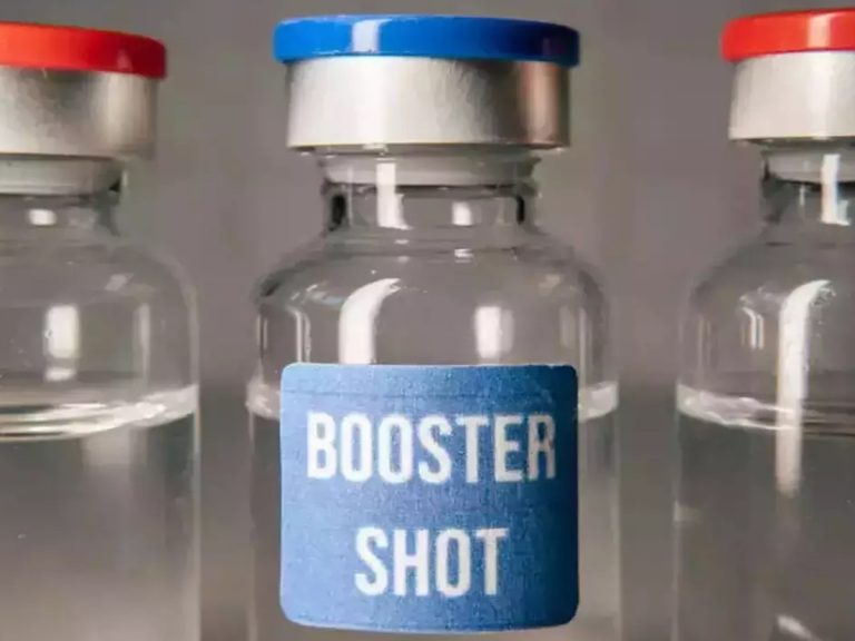 Covid Vaccine: కరోనా ఫోర్త్ వేవ్.. 18 ఏళ్లు నిండిన వారికి బూస్టర్ డోస్