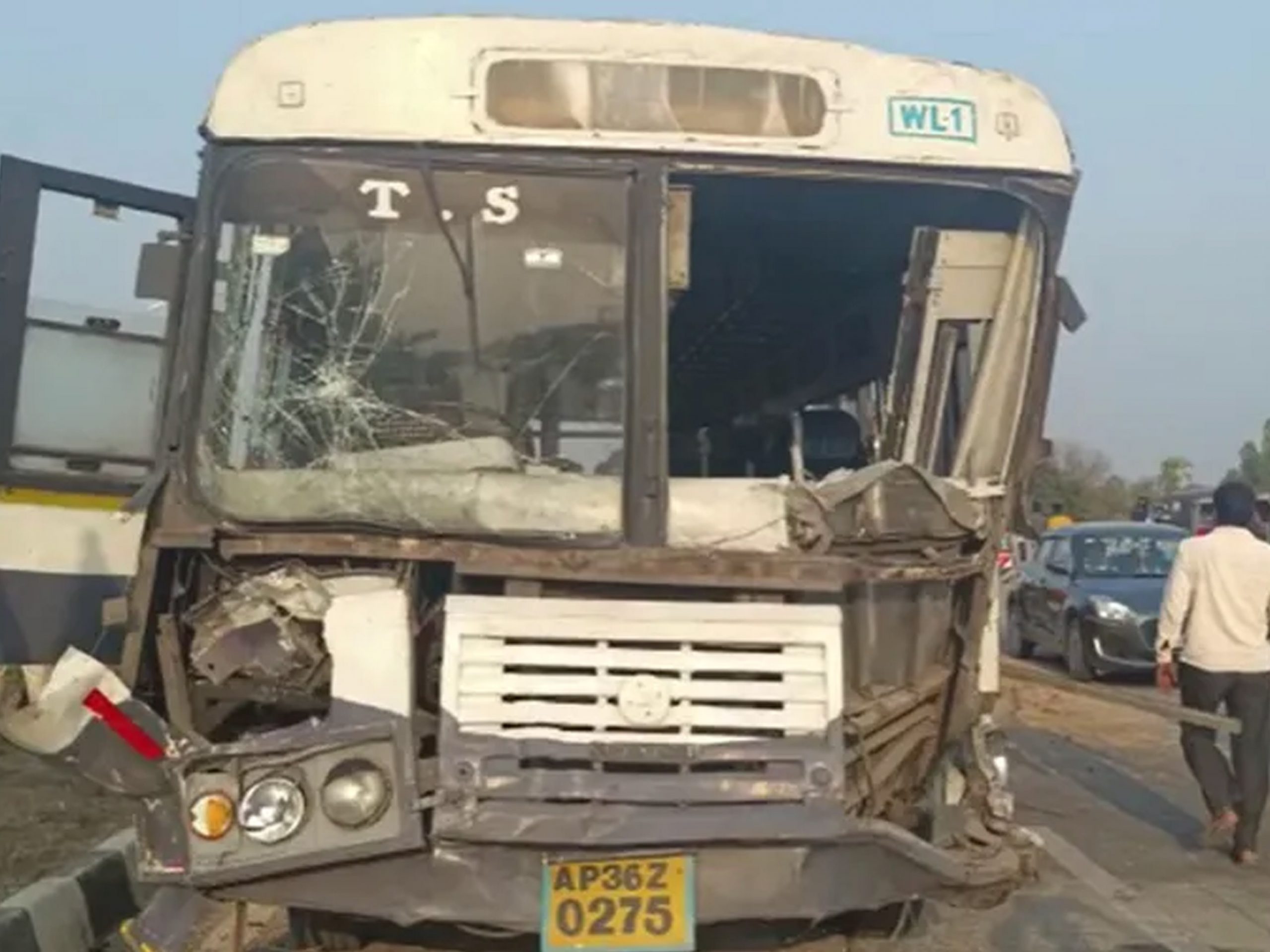 Yadadri : ఆలేరు వద్ద ఆర్టీసీ బస్సు బీభత్సం..