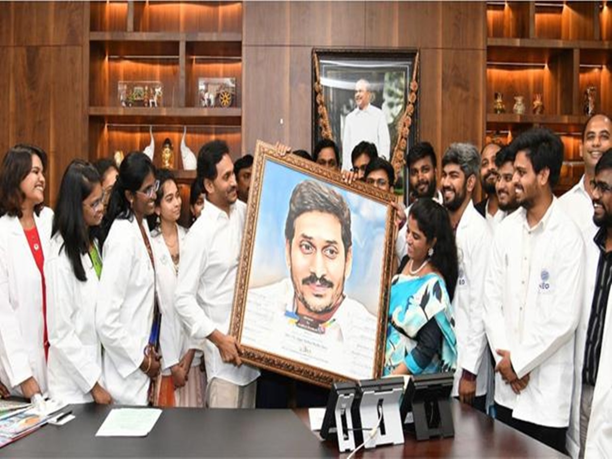 Andhra Pradesh: సీఎం జగన్‌ను కలిసిన ఉక్రెయిన్ విద్యార్థులు