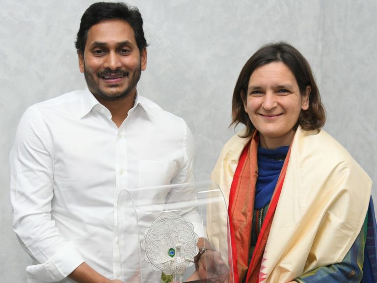 Esther Duflo : నోబెల్ అవార్డు గ్రహీతతో జగన్‌ భేటీ..