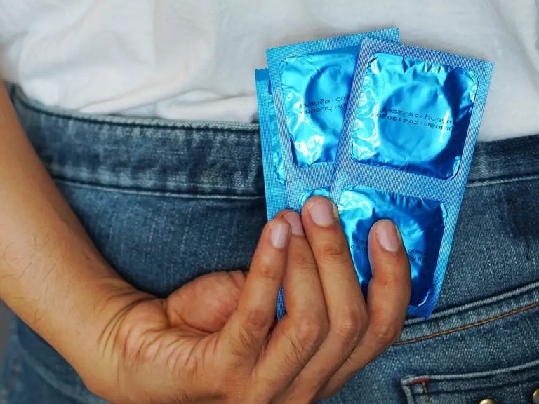 Russia Ukraine War: రష్యాలో భారీగా పెరుగుతున్న కండోమ్ అమ్మకాలు.. కారణం ఇదే..!!