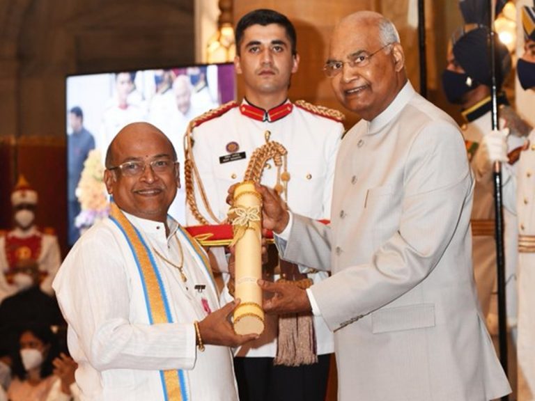 President Kovind: పద్మశ్రీ అవార్డు అందుకున్న గరికపాటి నరసింహారావు