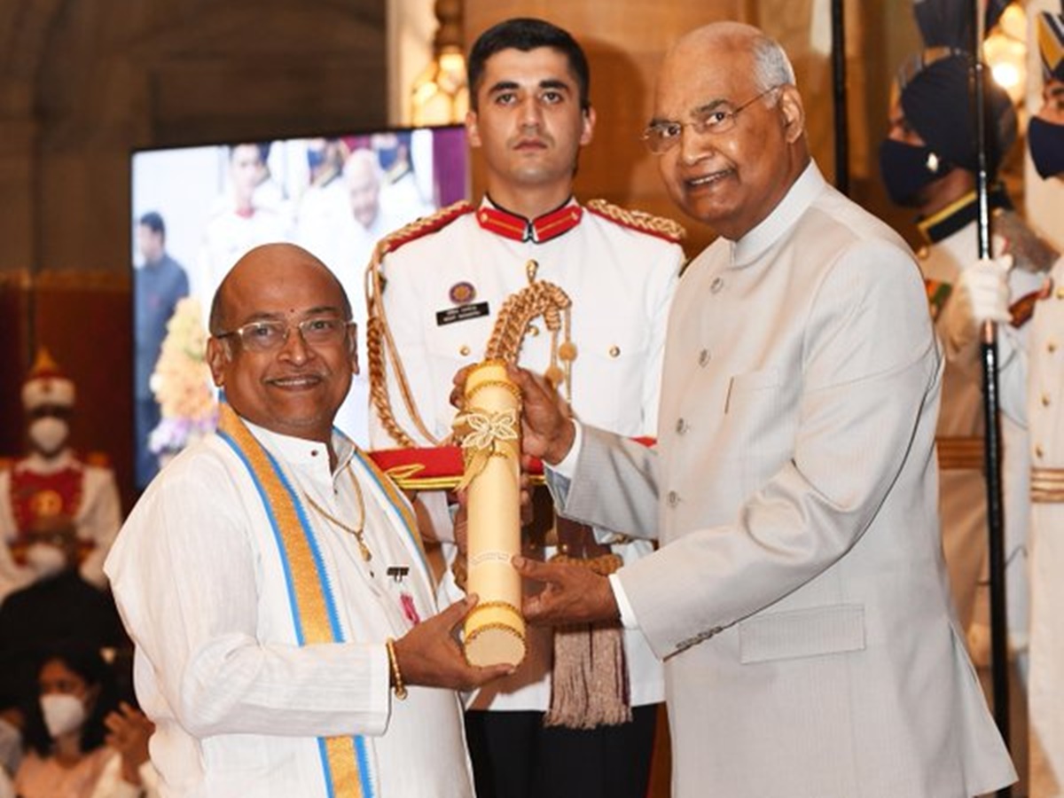 President Kovind: పద్మశ్రీ అవార్డు అందుకున్న గరికపాటి నరసింహారావు