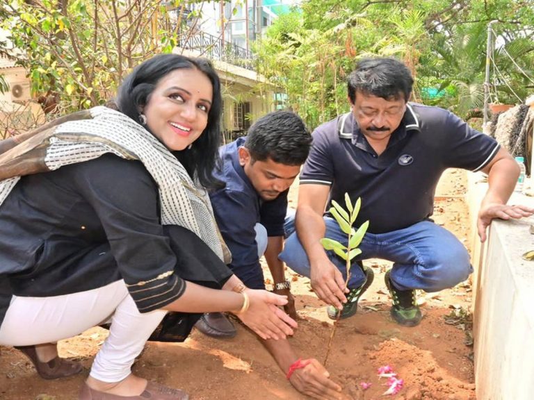 Green India Challenge: జర్నలిస్ట్ స్వప్నతో కలిసి మొక్కలు నాటిన రామ్‌గోపాల్ వర్మ