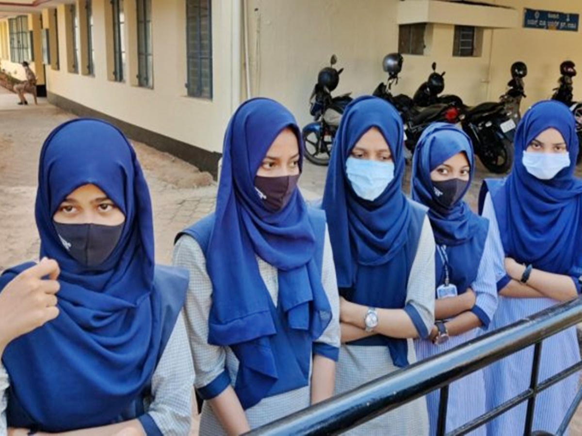 Hijab controversy: కర్ణాటక హైకోర్టు సంచలన తీర్పు.. హిజాబ్ తప్పనిసరి కాదు