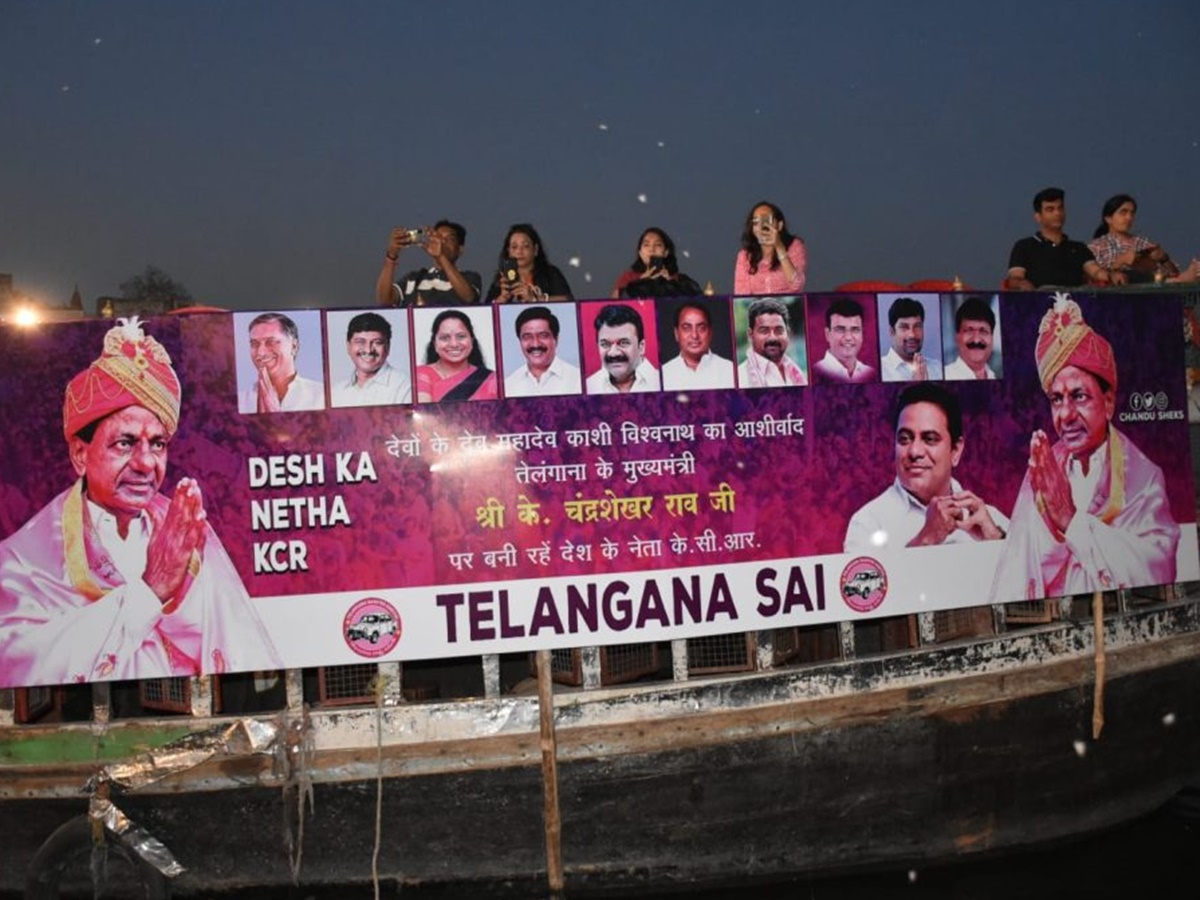CM KCR: దేశ్ కా నేత కేసీఆర్ వెంటనే కోలుకోవాలి.. కాశీలో వెలసిన ఫ్లెక్సీ