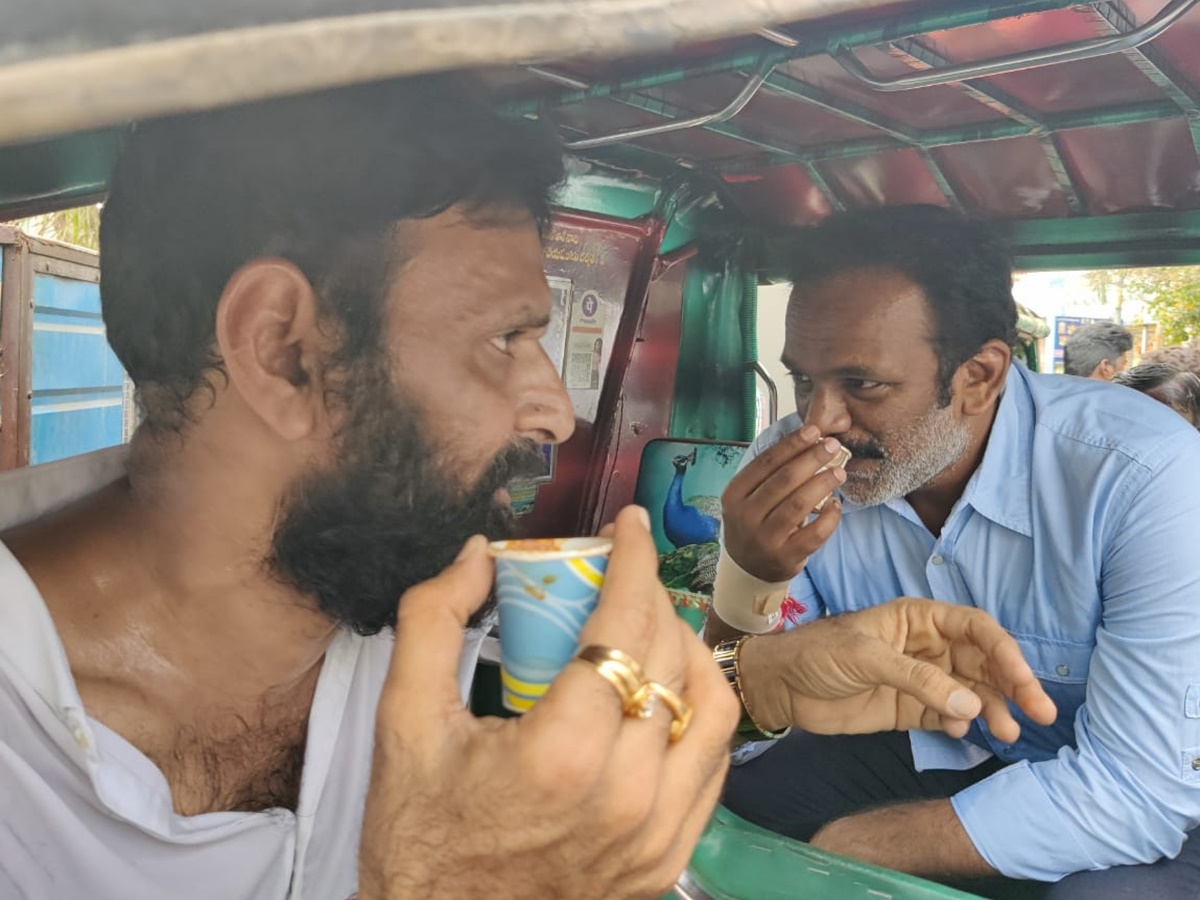 Gudivada: ఫోటో వైరల్.. ఒకే ఆటోలో టీ తాగిన మంత్రి కొడాలి నాని, వంగవీటి రాధా