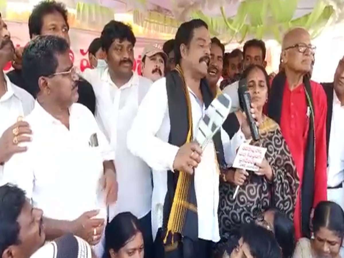 YSRCP: చెప్పుతో కొట్టుకున్న మాజీ మంత్రి కొత్తపల్లి సుబ్బారాయుడు.. కారణం ఏంటంటే..?