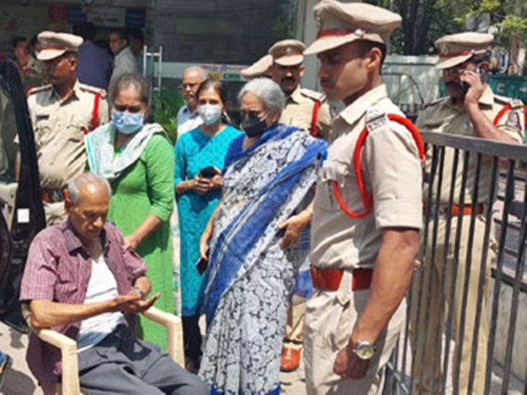 Hyderabad: బ్యాంక్ సిబ్బంది నిర్వాకం.. లాకర్ గదిలోనే 18 గంటల పాటు వృద్ధుడు